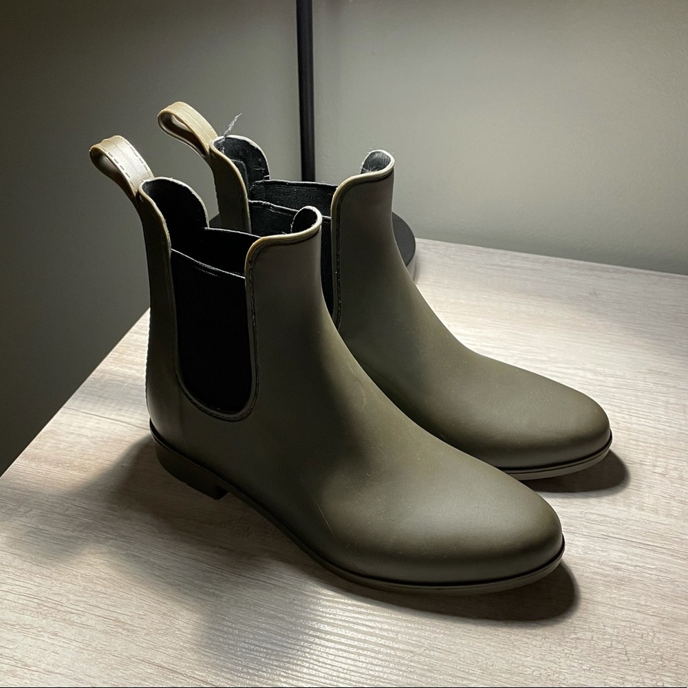 Women’s waterproof booties